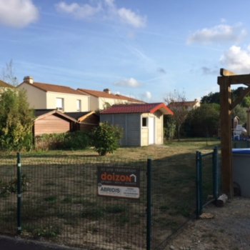 Abri de jardin en béton aspect bois 2 pentes